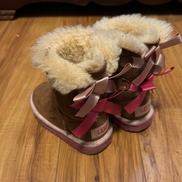 Toddler UGG Bailey boots. - Picture 1 of 4